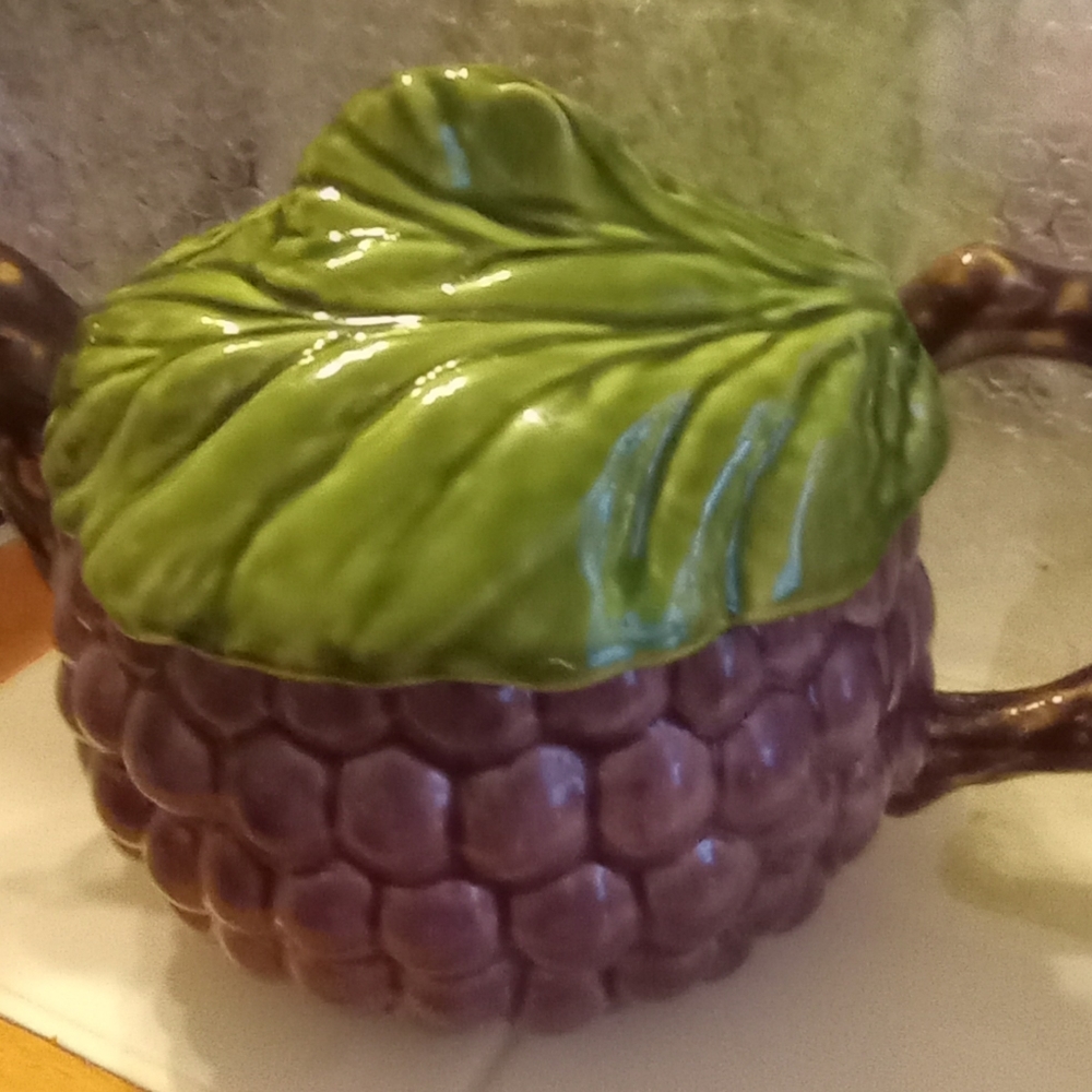 PITCHER GRAPE W/LEAF TOP. PORTUGAL. Andrea by SADEK